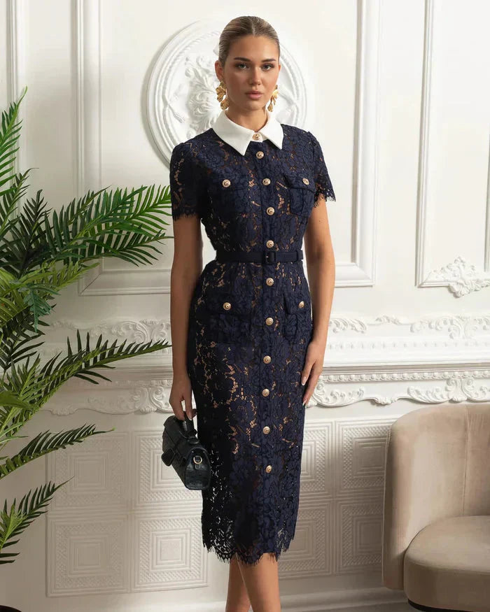 Vestido de Renda Luxo – Bordado Elegante, Botões Metalizados, Manga Curta