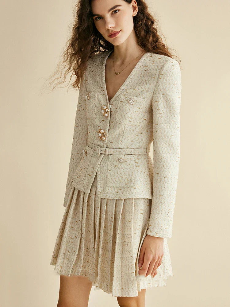 Conjunto de Tweed com Pedrarias – Blazer com Decote V e Saia Plissada de Cintura Alta