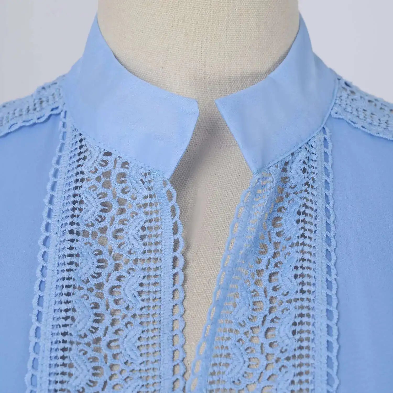 Vestido Longo com Bordado em Renda – Elegância Modesta