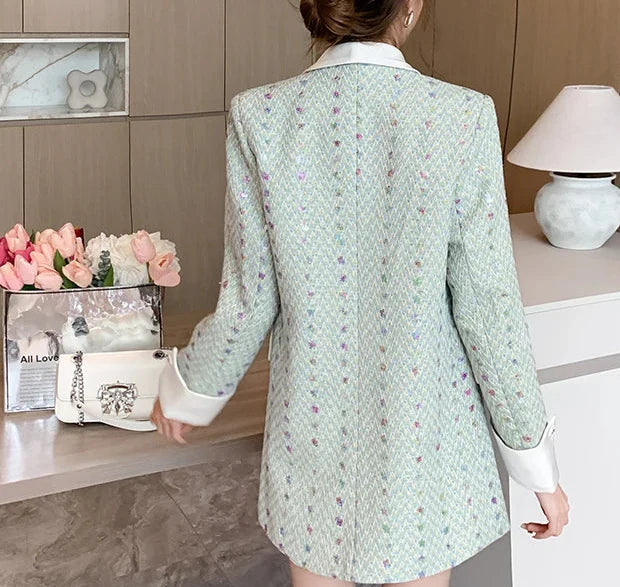 Conjunto Blazer com Paetês e Shorts – Design Color Block com Botões de Strass