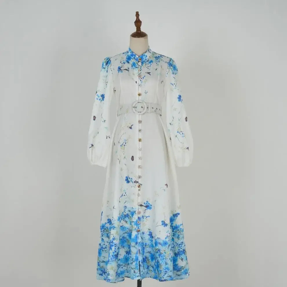 Vestido Azul Floral com Gola Alta e Cintura Império – Elegância Atemporal