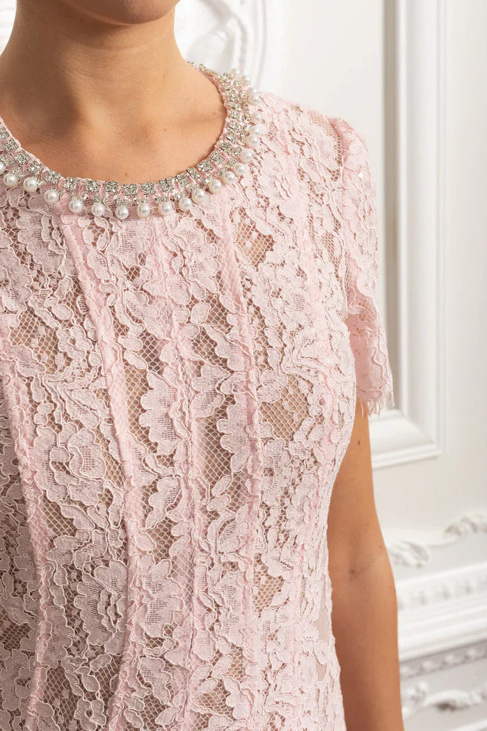 Vestido com Bordado Delicado – Decote Redondo, Manga Curta, Cintura Alta, Detalhes Vazados e Aplicações de Strass