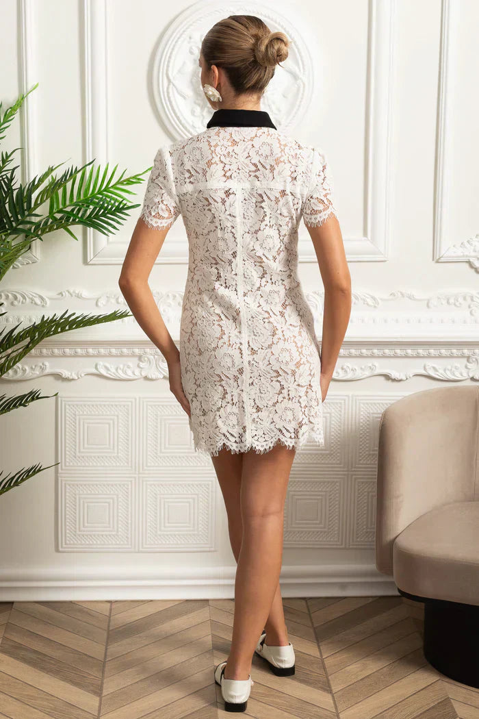 Vestido Mini – Branco com Renda Floral, Elegante, Manga Curta, Colarinho Clássico e Fechamento de Botão Único