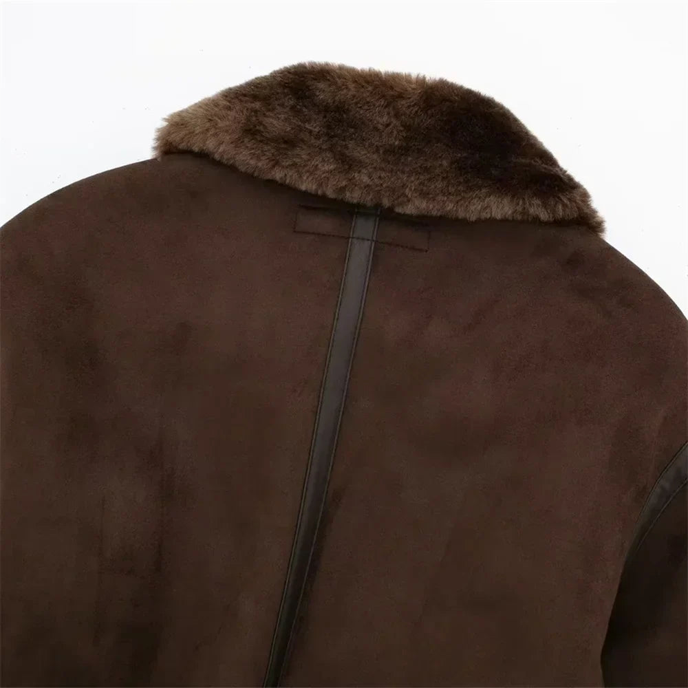 Casaco Marrom com Gola de Pele – Elegância Urbana para o Inverno