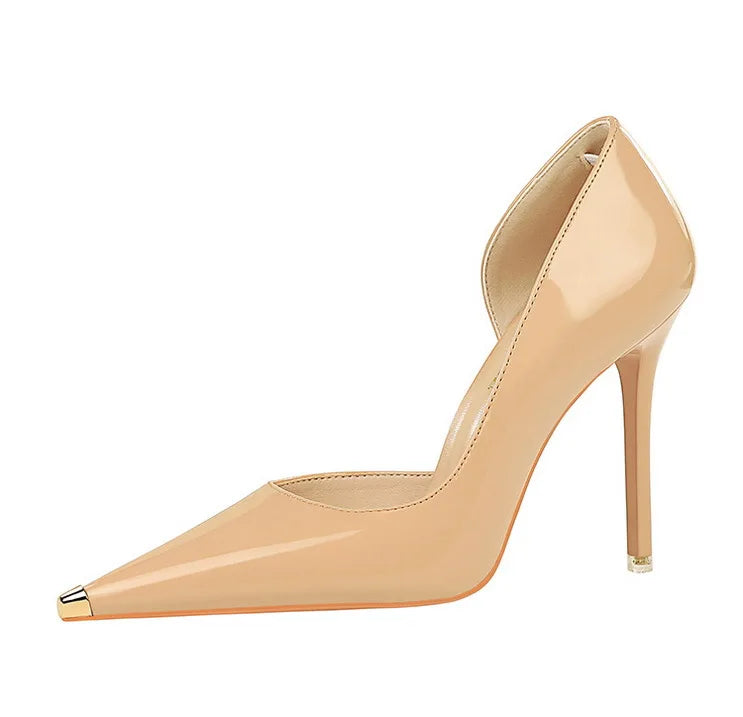 Scarpin – Salto Fino em Verniz Preto, Bico Fino Metalizado e Elegante