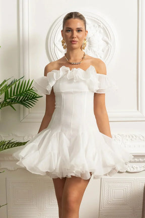 Vestido Ombro a Ombro – Mini Branco com Detalhe de Babados