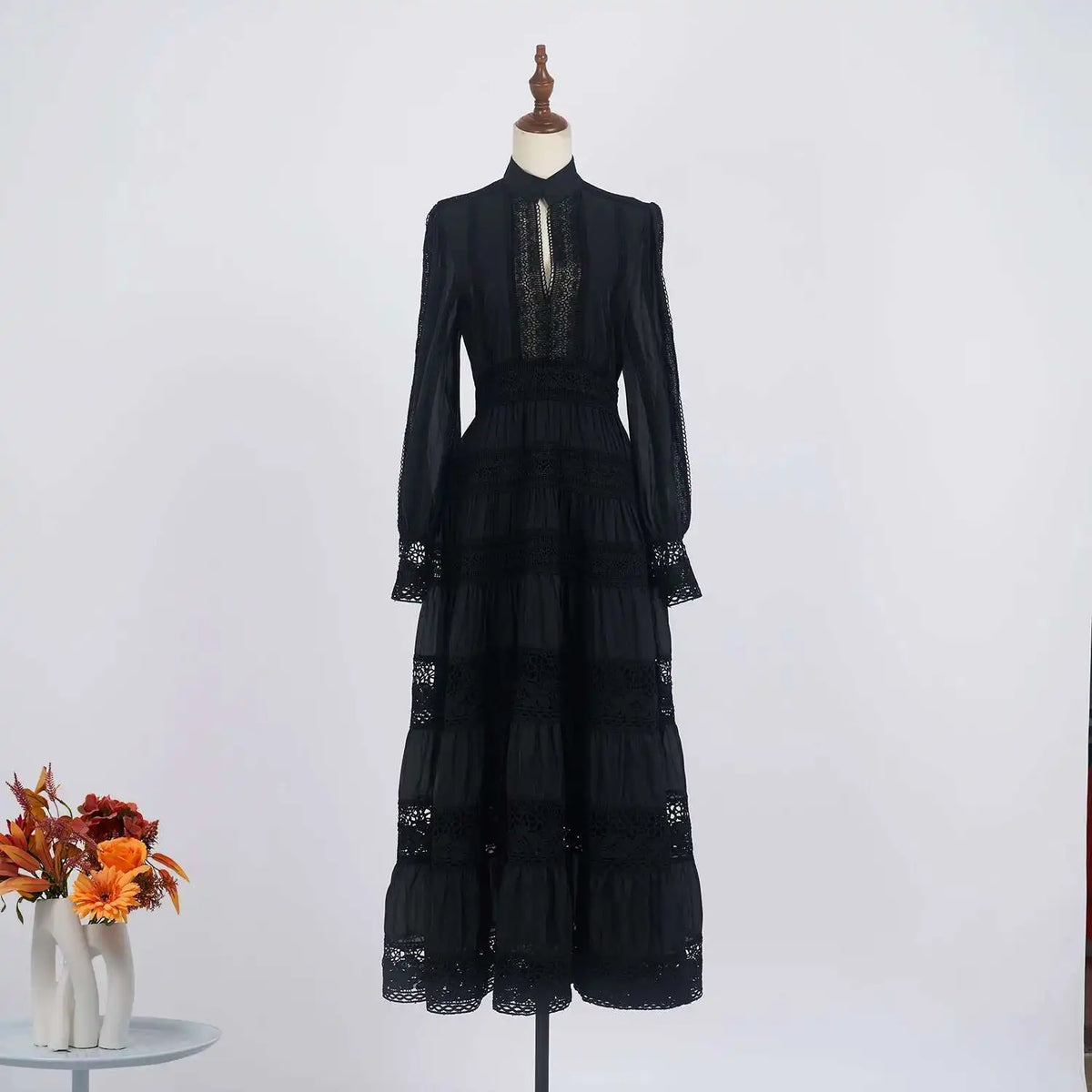 Vestido Longo com Bordado em Renda – Elegância Modesta