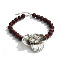 Colar Choker – Flor Grande, Contas de Resina Douradas,