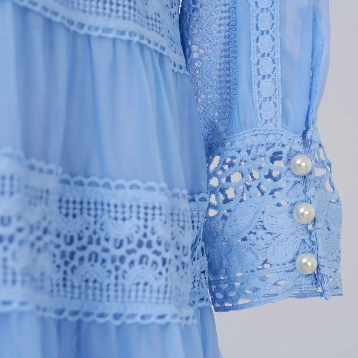 Vestido Longo com Bordado em Renda – Elegância Modesta