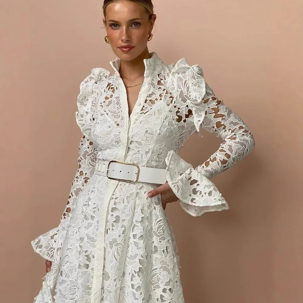 Vestido com Renda e Decote em V – Elegância Clássica com Cintura Império