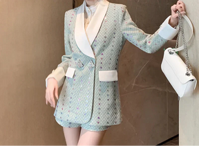 Conjunto Blazer com Paetês e Shorts – Design Color Block com Botões de Strass