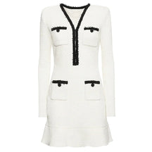 Vestido Bicolor – Decote V, Manga Longa, Slim Fit com Bolsos Bordados