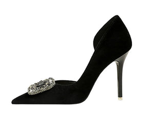 Scarpin Luxo – Salto Super Alto, Bico Fino, Detalhe Lateral Vazado, Fivela com Cristais em Veludo