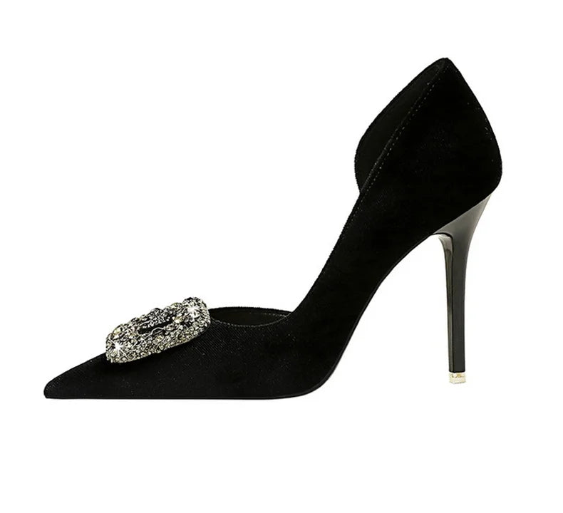 Scarpin Luxo – Salto Super Alto, Bico Fino, Detalhe Lateral Vazado, Fivela com Cristais em Veludo