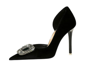 Scarpin Luxo – Salto Super Alto, Bico Fino, Detalhe Lateral Vazado, Fivela com Cristais em Veludo