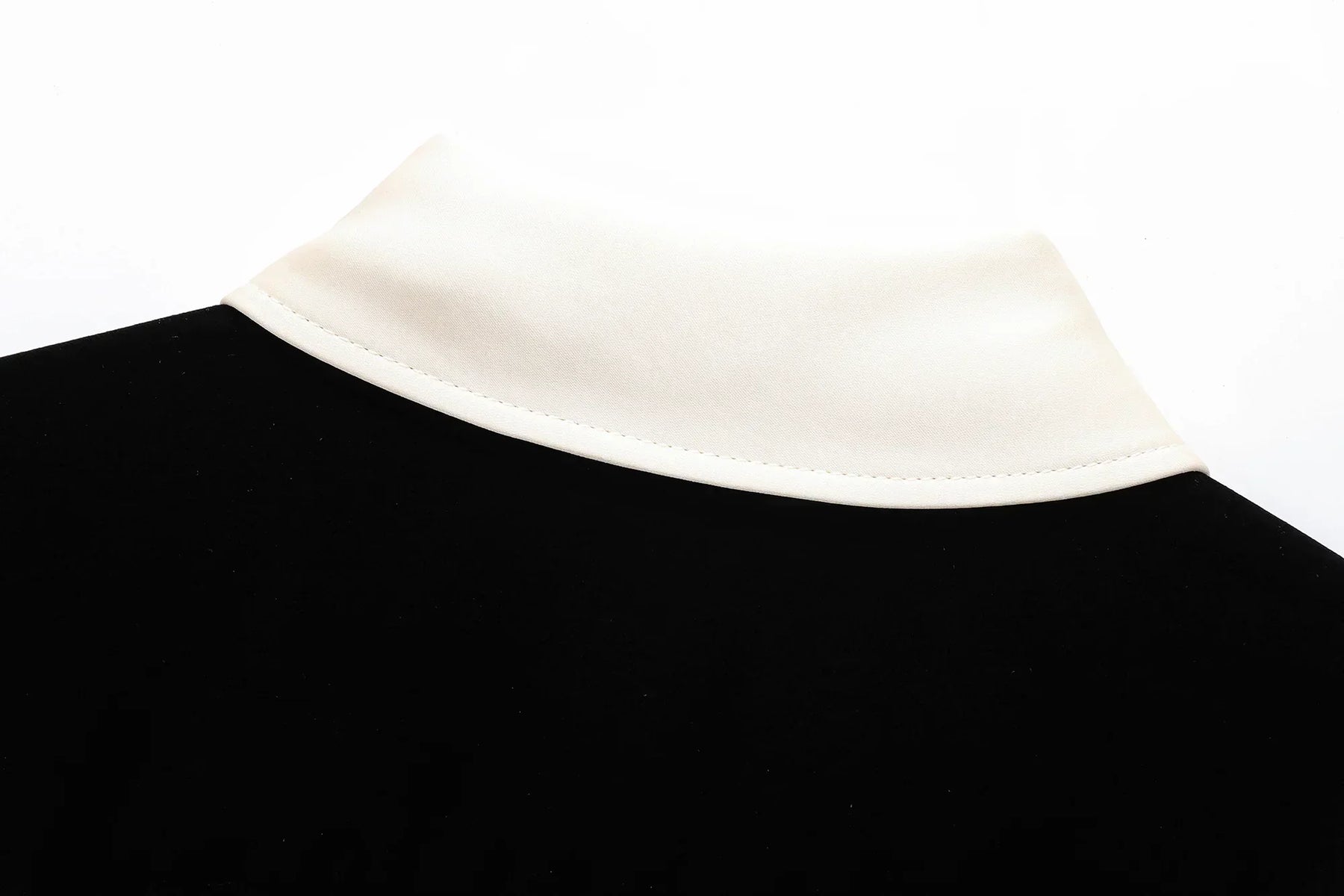 Conjunto em Veludo com Camisa de Manga Longa e Calça – Design Elegante com Detalhes Laterais