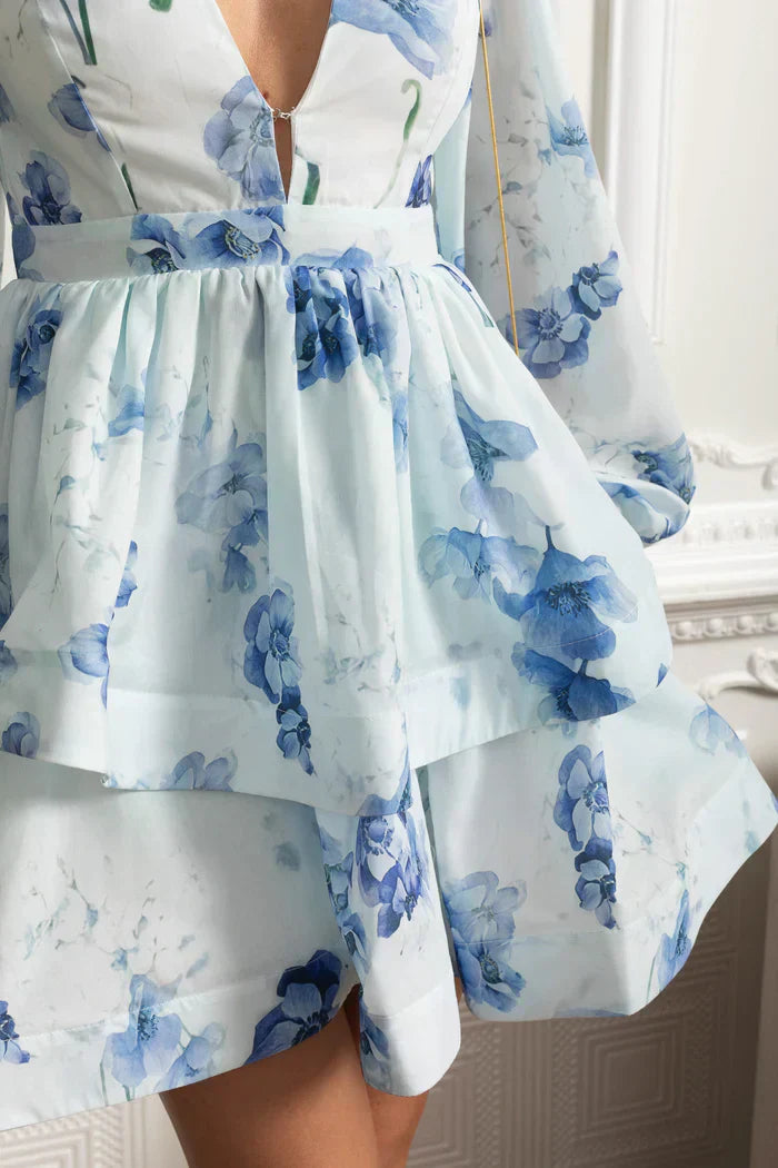 Vestido Curto Estampado – Decote V, Manga Bufante Lanterna e Saia em Camadas Estilo Cake, Cintura Império