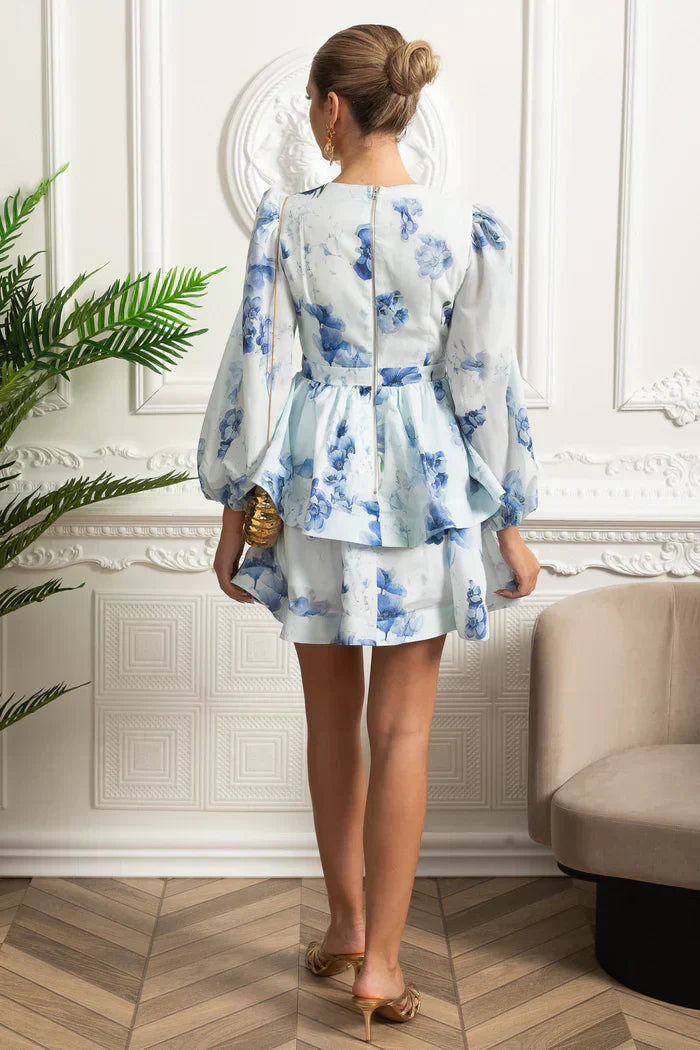 Vestido Curto Estampado – Decote V, Manga Bufante Lanterna e Saia em Camadas Estilo Cake, Cintura Império