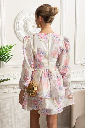 Vestido Curto Estampado – Decote V, Manga Bufante Lanterna e Saia em Camadas Estilo Cake, Cintura Império