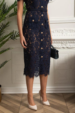 Vestido de Renda Luxo – Bordado Elegante, Botões Metalizados, Manga Curta