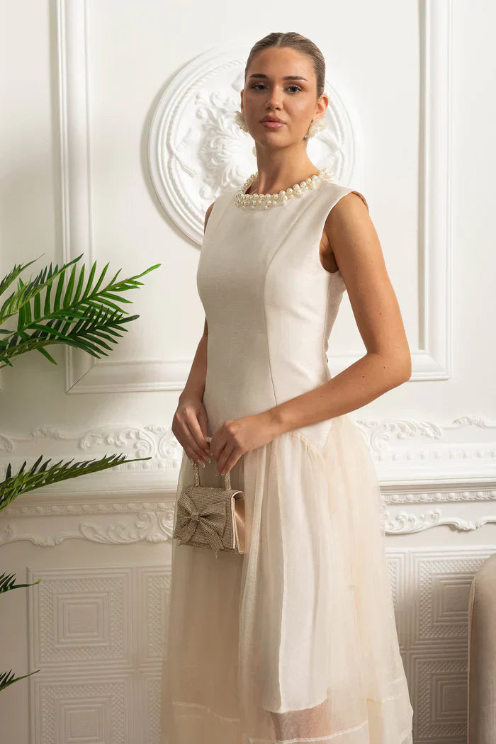 Vestido Midi – Decote Redondo, Sem Mangas, Cintura Alta, Detalhes Bordados