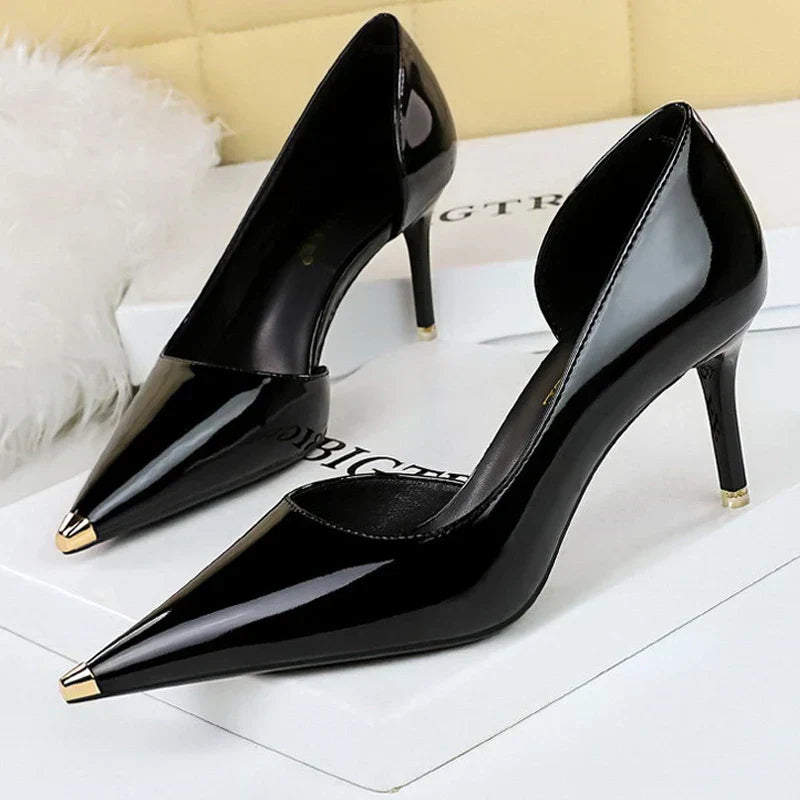 Scarpin – Salto Fino em Verniz Preto, Bico Fino Metalizado e Elegante