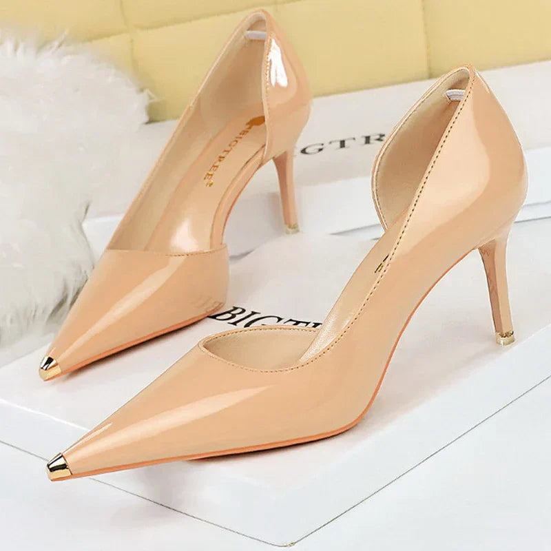 Scarpin – Salto Fino em Verniz Preto, Bico Fino Metalizado e Elegante