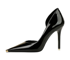 Scarpin – Salto Fino em Verniz Preto, Bico Fino Metalizado e Elegante